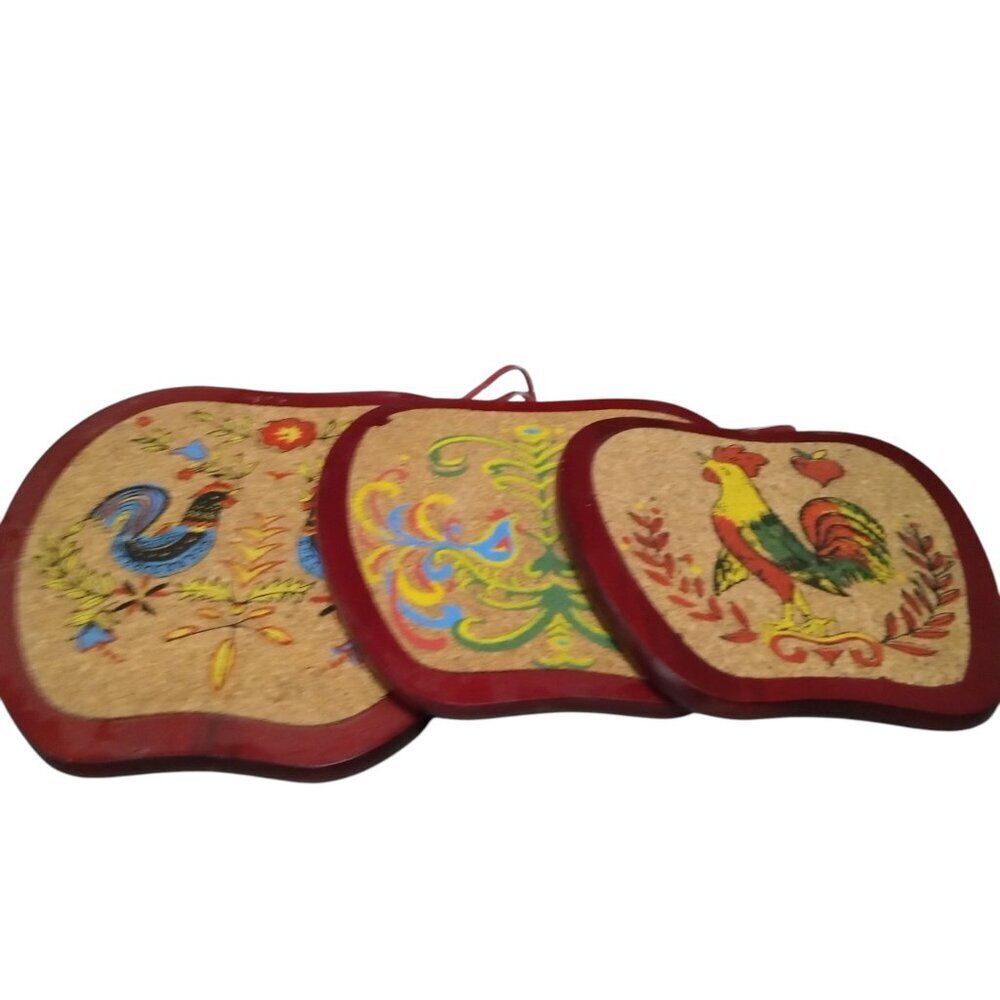 VINTAGE SET OF 3 WOODEN APPLE SHAPED CORK TRIVETS ROOSTER  COUNTRY FARMHOUSE